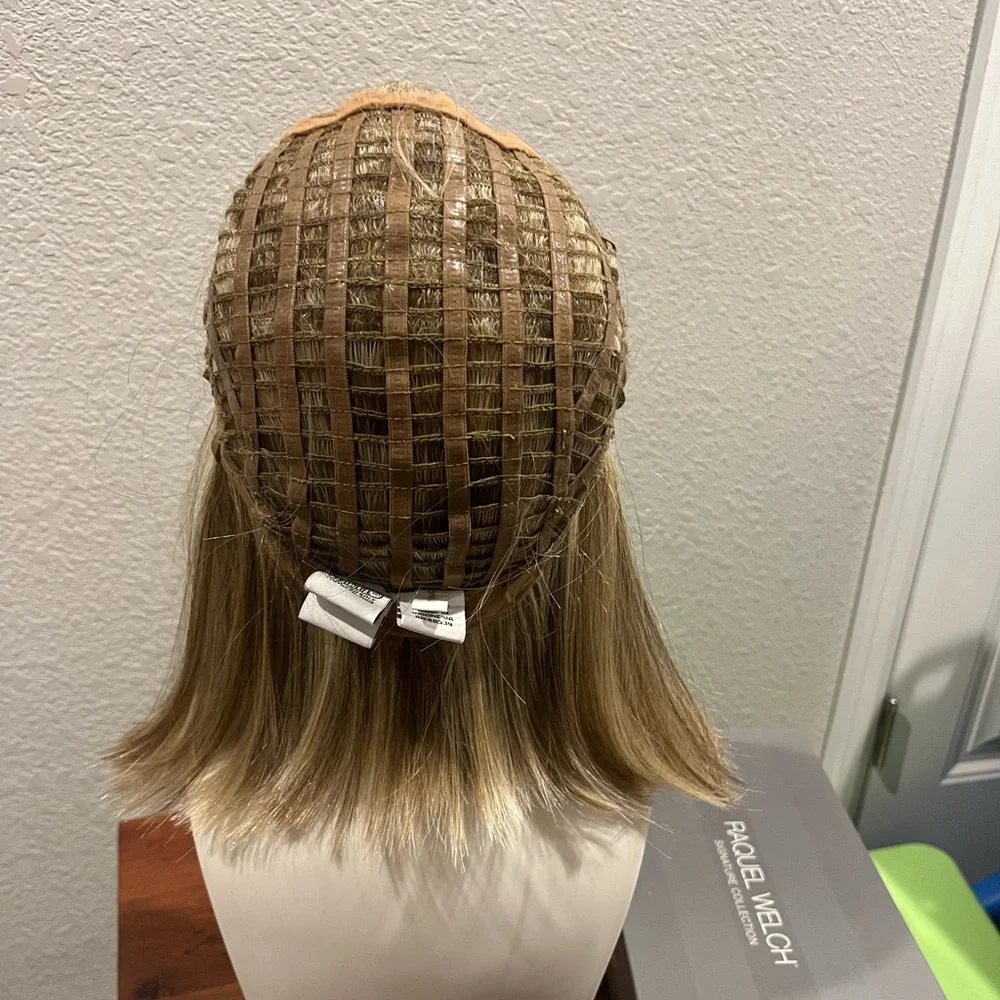 Raquel Welch On Point
Pale Golden Honey RL16/88 - Picture 8 of 10